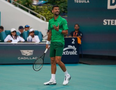 MIAMI GARDENS, FLORIDA - 27 Mart 2025: Novak Cokoviç Miami 'deki Hard Rock Stadyumu' nda oynanan 2025 Miami Açık 'ta ABD' li Sebastian Korda ile oynadığı çeyrek final karşılaşmasında