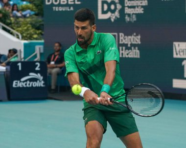 MIAMI GARDENS, FLORIDA - 27 Mart 2025: Novak Cokoviç Miami 'deki Hard Rock Stadyumu' nda oynanan 2025 Miami Açık 'ta ABD' li Sebastian Korda ile oynadığı çeyrek final karşılaşmasında