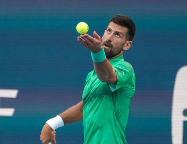 MIAMI GARDENS, FLORIDA - 27 Mart 2025: Novak Cokoviç Miami 'deki Hard Rock Stadyumu' nda oynanan 2025 Miami Açık 'ta ABD' li Sebastian Korda ile oynadığı çeyrek final karşılaşmasında