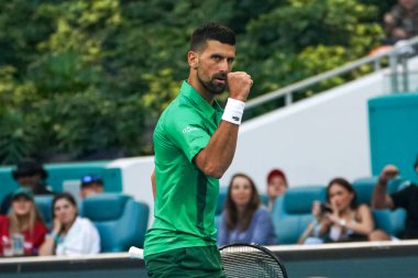 MIAMI GARDENS, FLORIDA - 27 Mart 2025: Novak Cokoviç Miami 'deki Hard Rock Stadyumu' nda oynanan 2025 Miami Açık 'ta ABD' li Sebastian Korda ile oynadığı çeyrek final karşılaşmasında