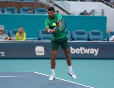 MIAMI GARDENS, FLORIDA - 27 Mart 2025: Novak Cokoviç Miami 'deki Hard Rock Stadyumu' nda oynanan 2025 Miami Açık 'ta ABD' li Sebastian Korda ile oynadığı çeyrek final karşılaşmasında