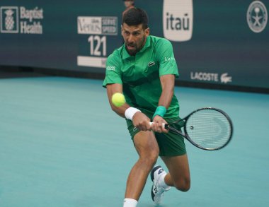 MIAMI GARDENS, FLORIDA - 27 Mart 2025: Novak Cokoviç Miami 'deki Hard Rock Stadyumu' nda oynanan 2025 Miami Açık 'ta ABD' li Sebastian Korda ile oynadığı çeyrek final karşılaşmasında