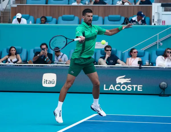 MIAMI GARDENS, FLORIDA - 27 Mart 2025: Novak Cokoviç Miami 'deki Hard Rock Stadyumu' nda oynanan 2025 Miami Açık 'ta ABD' li Sebastian Korda ile oynadığı çeyrek final karşılaşmasında