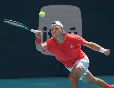 MIAMI GARDENS, FLORIDA - 27 Mart 2025: Çek Cumhuriyeti 'nden Jakub Mensik, Miami' deki Hard Rock Stadyumu 'nda Fransa' dan Arthur Fils 'e karşı oynadığı çeyrek final maçında