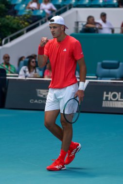 MIAMI GARDENS, FLORIDA - 27 Mart 2025: Çek Cumhuriyeti 'nden Jakub Mensik, Miami' deki Hard Rock Stadyumu 'nda Fransa' dan Arthur Fils 'e karşı oynadığı çeyrek final maçında