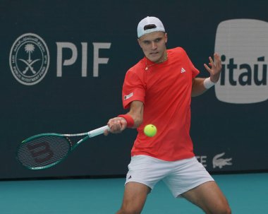 MIAMI GARDENS, FLORIDA - 27 Mart 2025: Çek Cumhuriyeti 'nden Jakub Mensik, Miami' deki Hard Rock Stadyumu 'nda Fransa' dan Arthur Fils 'e karşı oynadığı çeyrek final maçında