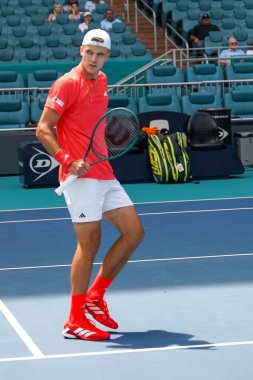 MIAMI GARDENS, FLORIDA - 27 Mart 2025: Çek Cumhuriyeti 'nden Jakub Mensik, Miami' deki Hard Rock Stadyumu 'nda Fransa' dan Arthur Fils 'e karşı oynadığı çeyrek final maçında