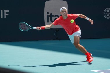 MIAMI GARDENS, FLORIDA - 27 Mart 2025: Çek Cumhuriyeti 'nden Jakub Mensik, Miami' deki Hard Rock Stadyumu 'nda Fransa' dan Arthur Fils 'e karşı oynadığı çeyrek final maçında