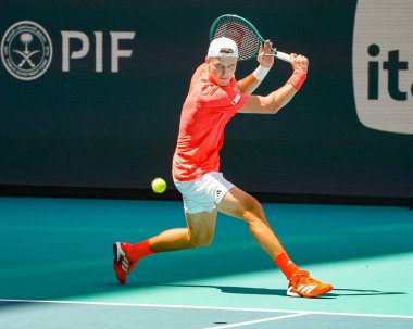 MIAMI GARDENS, FLORIDA - 27 Mart 2025: Çek Cumhuriyeti 'nden Jakub Mensik, Miami' deki Hard Rock Stadyumu 'nda Fransa' dan Arthur Fils 'e karşı oynadığı çeyrek final maçında