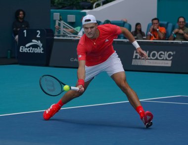 MIAMI GARDENS, FLORIDA - 27 Mart 2025: Çek Cumhuriyeti 'nden Jakub Mensik, Miami' deki Hard Rock Stadyumu 'nda Fransa' dan Arthur Fils 'e karşı oynadığı çeyrek final maçında