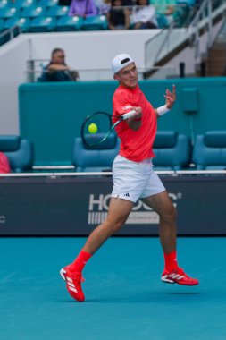 MIAMI GARDENS, FLORIDA - 27 Mart 2025: Çek Cumhuriyeti 'nden Jakub Mensik, Miami' deki Hard Rock Stadyumu 'nda Fransa' dan Arthur Fils 'e karşı oynadığı çeyrek final maçında