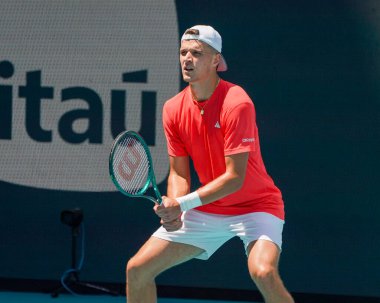 MIAMI GARDENS, FLORIDA - 27 Mart 2025: Çek Cumhuriyeti 'nden Jakub Mensik, Miami' deki Hard Rock Stadyumu 'nda Fransa' dan Arthur Fils 'e karşı oynadığı çeyrek final maçında