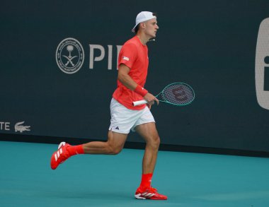 MIAMI GARDENS, FLORIDA - 27 Mart 2025: Çek Cumhuriyeti 'nden Jakub Mensik, Miami' deki Hard Rock Stadyumu 'nda Fransa' dan Arthur Fils 'e karşı oynadığı çeyrek final maçında