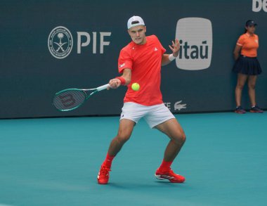 MIAMI GARDENS, FLORIDA - 27 Mart 2025: Çek Cumhuriyeti 'nden Jakub Mensik, Miami' deki Hard Rock Stadyumu 'nda Fransa' dan Arthur Fils 'e karşı oynadığı çeyrek final maçında