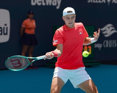 MIAMI GARDENS, FLORIDA - 27 Mart 2025: Çek Cumhuriyeti 'nden Jakub Mensik, Miami' deki Hard Rock Stadyumu 'nda Fransa' dan Arthur Fils 'e karşı oynadığı çeyrek final maçında