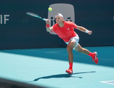 MIAMI GARDENS, FLORIDA - 27 Mart 2025: Çek Cumhuriyeti 'nden Jakub Mensik, Miami' deki Hard Rock Stadyumu 'nda Fransa' dan Arthur Fils 'e karşı oynadığı çeyrek final maçında