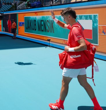 MIAMI GARDENS, FLORIDA - 27 Mart 2025: Çek Cumhuriyeti 'nden Jakub Mensik Miami Açık' ta oynanan 2025 Miami Açık 'ta Arthur Fils ile oynadığı çeyrek final maçından önce Hard Rock Stadyumu' na girdi.