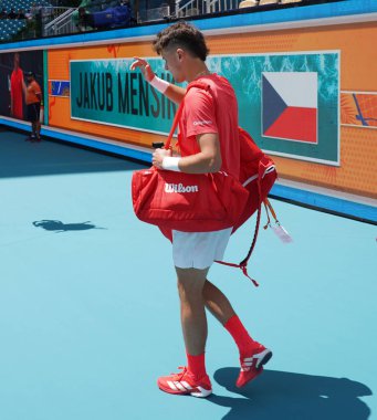 MIAMI GARDENS, FLORIDA - 27 Mart 2025: Çek Cumhuriyeti 'nden Jakub Mensik Miami Açık' ta oynanan 2025 Miami Açık 'ta Arthur Fils ile oynadığı çeyrek final maçından önce Hard Rock Stadyumu' na girdi.