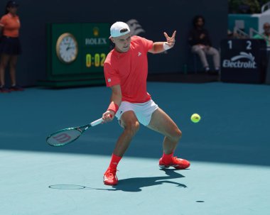 MIAMI GARDENS, FLORIDA - 27 Mart 2025: Çek Cumhuriyeti 'nden Jakub Mensik, Miami' deki Hard Rock Stadyumu 'nda Fransa' dan Arthur Fils 'e karşı oynadığı çeyrek final maçında