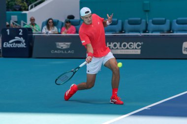 MIAMI GARDENS, FLORIDA - 27 Mart 2025: Çek Cumhuriyeti 'nden Jakub Mensik, Miami' deki Hard Rock Stadyumu 'nda Fransa' dan Arthur Fils 'e karşı oynadığı çeyrek final maçında