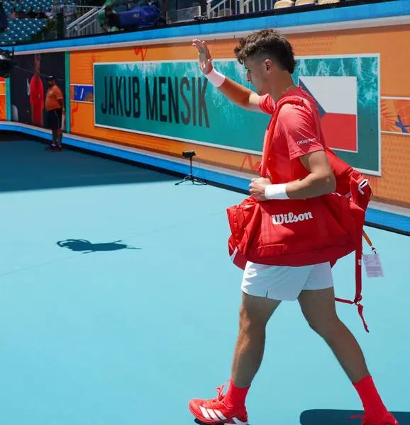 MIAMI GARDENS, FLORIDA - 27 Mart 2025: Çek Cumhuriyeti 'nden Jakub Mensik Miami Açık' ta oynanan 2025 Miami Açık 'ta Arthur Fils ile oynadığı çeyrek final maçından önce Hard Rock Stadyumu' na girdi.