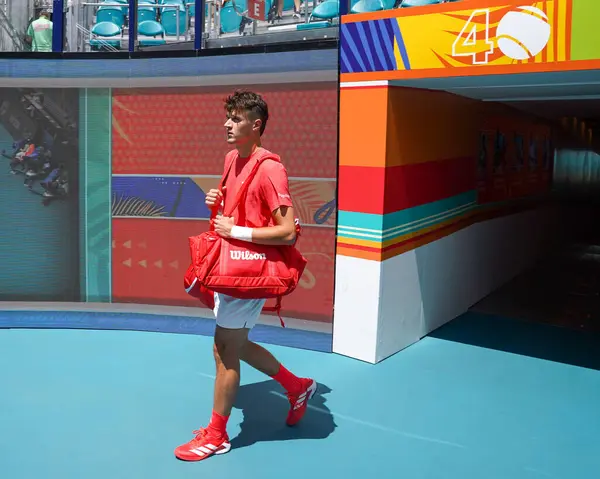 MIAMI GARDENS, FLORIDA - 27 Mart 2025: Çek Cumhuriyeti 'nden Jakub Mensik Miami Açık' ta oynanan 2025 Miami Açık 'ta Arthur Fils ile oynadığı çeyrek final maçından önce Hard Rock Stadyumu' na girdi.