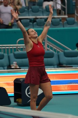 MIAMI GARDENS, FLORIDA - 29 Mart 2025 Miami Açık Şampiyonu Belaruslu Aryna Sabalenka Miami 'de oynanan bayanlar tekler final maçında ABD' li Jessica Pegula 'yı yenerek zaferini kutladı 