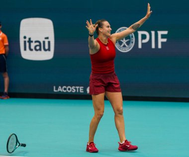 MIAMI GARDENS, FLORIDA - 29 Mart 2025 Miami Açık Şampiyonu Belaruslu Aryna Sabalenka Miami 'de oynanan bayanlar tekler final maçında ABD' li Jessica Pegula 'yı yenerek zaferini kutladı 