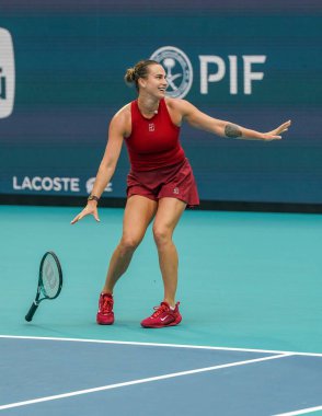 MIAMI GARDENS, FLORIDA - 29 Mart 2025 Miami Açık Şampiyonu Belaruslu Aryna Sabalenka Miami 'de oynanan bayanlar tekler final maçında ABD' li Jessica Pegula 'yı yenerek zaferini kutladı 