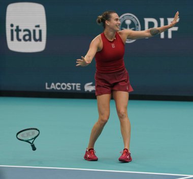 MIAMI GARDENS, FLORIDA - 29 Mart 2025 Miami Açık Şampiyonu Belaruslu Aryna Sabalenka Miami 'de oynanan bayanlar tekler final maçında ABD' li Jessica Pegula 'yı yenerek zaferini kutladı 
