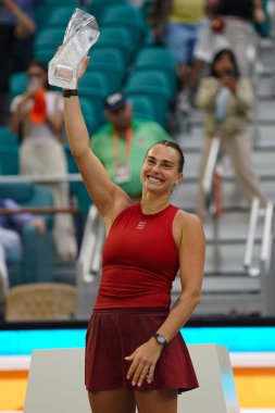 MIAMI GARDENS, FLORIDA - 29 Mart 2025 Miami Açık Şampiyonu Belaruslu Aryna Sabalenka, bayanlar final maçında ABD 'li Jessica Pegula' yı mağlup ettikten sonra şampiyonlar kupasıyla poz verdi