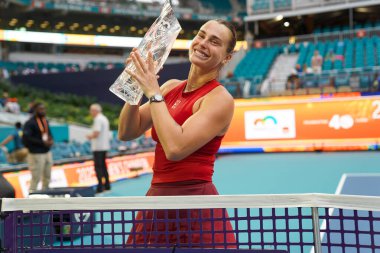 MIAMI GARDENS, FLORIDA - 29 Mart 2025 Miami Açık Şampiyonu Belaruslu Aryna Sabalenka, bayanlar final maçında ABD 'li Jessica Pegula' yı mağlup ettikten sonra şampiyonlar kupasıyla poz verdi