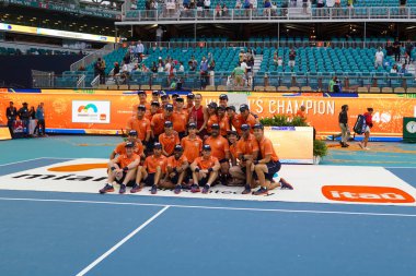 MIAMI GARDENS, FLORIDA - 29 Mart 2025 Miami Açık Şampiyonu Belaruslu Aryna Sabalenka, bayanlar final maçında ABD 'li Jessica Pegula' yı mağlup ettikten sonra şampiyonlar kupasıyla poz verdi