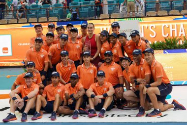 MIAMI GARDENS, FLORIDA - 29 Mart 2025 Miami Açık Şampiyonu Belaruslu Aryna Sabalenka, bayanlar final maçında ABD 'li Jessica Pegula' yı mağlup ettikten sonra şampiyonlar kupasıyla poz verdi