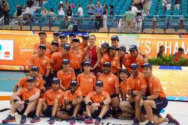 MIAMI GARDENS, FLORIDA - 29 Mart 2025 Miami Açık Şampiyonu Belaruslu Aryna Sabalenka, bayanlar final maçında ABD 'li Jessica Pegula' yı mağlup ettikten sonra şampiyonlar kupasıyla poz verdi