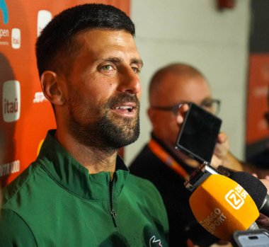 MIAMI GARDENS, FLORIDA - 27 Mart 2025: Novak Cokoviç, ABD 'li Sebastian Korda ile oynadığı 2025 Miami Açık' ta oynadığı çeyrek final maçı sonrasında 