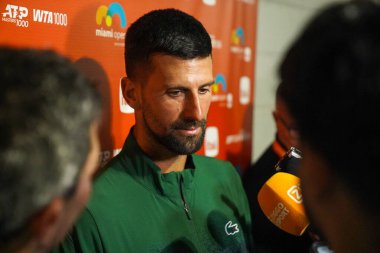 MIAMI GARDENS, FLORIDA - 27 Mart 2025: Novak Cokoviç, ABD 'li Sebastian Korda ile oynadığı 2025 Miami Açık' ta oynadığı çeyrek final maçı sonrasında 