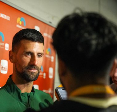 MIAMI GARDENS, FLORIDA - 27 Mart 2025: Novak Cokoviç, ABD 'li Sebastian Korda ile oynadığı 2025 Miami Açık' ta oynadığı çeyrek final maçı sonrasında 