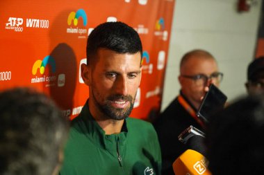 MIAMI GARDENS, FLORIDA - 27 Mart 2025: Novak Cokoviç, ABD 'li Sebastian Korda ile oynadığı 2025 Miami Açık' ta oynadığı çeyrek final maçı sonrasında 