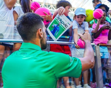 MIAMI GARDENS, FLORIDA - 27 Mart 2025: Novak Cokoviç Miami 'deki Hard Rock Stadyumu' nda oynanan 2025 Miami Açık çeyrek final karşılaşmasında ABD 'li Sebastian Korda' yı yendikten sonra imza topladı