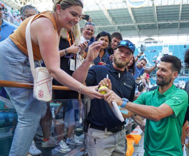 MIAMI GARDENS, FLORIDA - 27 Mart 2025: Novak Cokoviç Miami 'deki Hard Rock Stadyumu' nda oynanan 2025 Miami Açık çeyrek final karşılaşmasında ABD 'li Sebastian Korda' yı yendikten sonra imza topladı