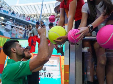 MIAMI GARDENS, FLORIDA - 27 Mart 2025: Novak Cokoviç Miami 'deki Hard Rock Stadyumu' nda oynanan 2025 Miami Açık çeyrek final karşılaşmasında ABD 'li Sebastian Korda' yı yendikten sonra imza topladı