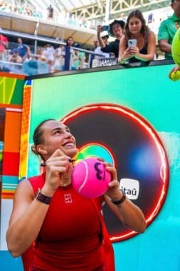 MIAMI GARDENS, FLORIDA - 27 Mart 2025: Belaruslu Aryna Sabalenka, Miami 'deki Hard Rock Stadyumu' nda oynanan 2025 Miami Açık yarı final maçında Jasmine Paolini 'yi yendikten sonra imza dağıttı.