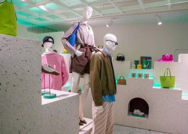 NEW YORK - 23 Mart 2025: Efsanevi Fransız mağaza markası Printemps, New York 'ta Manhattan' ın Finansal Bölgesi 'ndeki One Wall Street' te lüks markalar ve yiyeceklerle ilk kez ABD 'deki yerini açtı