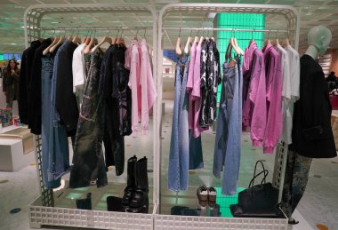 NEW YORK - 23 Mart 2025: Efsanevi Fransız mağaza markası Printemps, New York 'ta Manhattan' ın Finansal Bölgesi 'ndeki One Wall Street' te lüks markalar ve yiyeceklerle ilk kez ABD 'deki yerini açtı