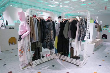 NEW YORK - 23 Mart 2025: Efsanevi Fransız mağaza markası Printemps, New York 'ta Manhattan' ın Finansal Bölgesi 'ndeki One Wall Street' te lüks markalar ve yiyeceklerle ilk kez ABD 'deki yerini açtı