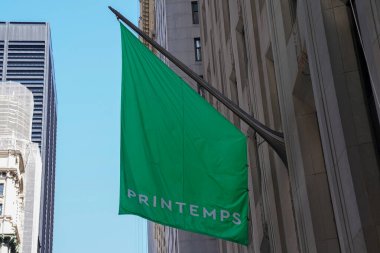 NEW YORK - 23 Mart 2025: Efsanevi Fransız mağaza markası Printemps, New York 'ta Manhattan' ın Finansal Bölgesi 'ndeki One Wall Street' te lüks markalar ve yiyeceklerle ilk kez ABD 'deki yerini açtı