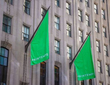 NEW YORK - 23 Mart 2025: Efsanevi Fransız mağaza markası Printemps, New York 'ta Manhattan' ın Finansal Bölgesi 'ndeki One Wall Street' te lüks markalar ve yiyeceklerle ilk kez ABD 'deki yerini açtı