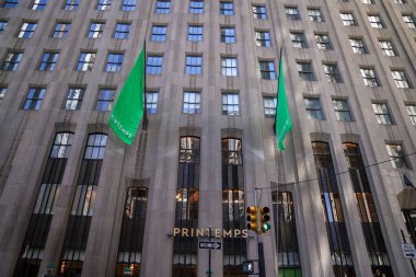 NEW YORK - 23 Mart 2025: Efsanevi Fransız mağaza markası Printemps, New York 'ta Manhattan' ın Finansal Bölgesi 'ndeki One Wall Street' te lüks markalar ve yiyeceklerle ilk kez ABD 'deki yerini açtı