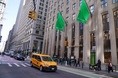 NEW YORK - 23 Mart 2025: Efsanevi Fransız mağaza markası Printemps, New York 'ta Manhattan' ın Finansal Bölgesi 'ndeki One Wall Street' te lüks markalar ve yiyeceklerle ilk kez ABD 'deki yerini açtı